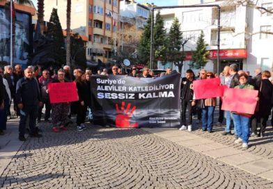ERDEK CUMHURİYET MEYDANI’NDA SURİYELİ ALEVİLER İÇİN PROTESTO