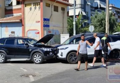 KAMPLAR GİRİŞİNDE ÜÇ TATİLCİ ARAÇ KAFA KAFAYA ÇARPIŞTI