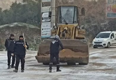 OCAKLAR GİRİŞİNDE BUZLANAN ZEMİNE KUMLAMA