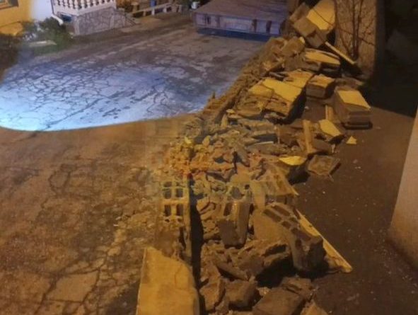 NARLI’DA KABLO YÜKLÜ TIR İKİ EVE ZARAR VERDİ