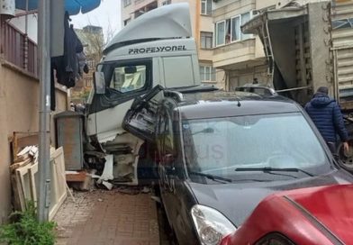 FRENİ PATLAYAN TIR ÖNCE ARACA SONRA BİNAYA ÇARPARAK DURABİLDİ