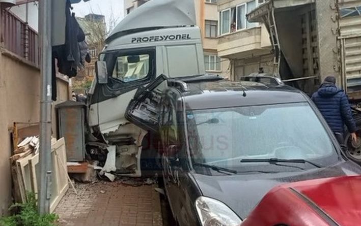 FRENİ PATLAYAN TIR ÖNCE ARACA SONRA BİNAYA ÇARPARAK DURABİLDİ