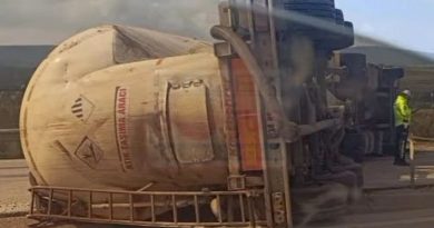 DEVRİLEN TIR YOLU KAPATTI