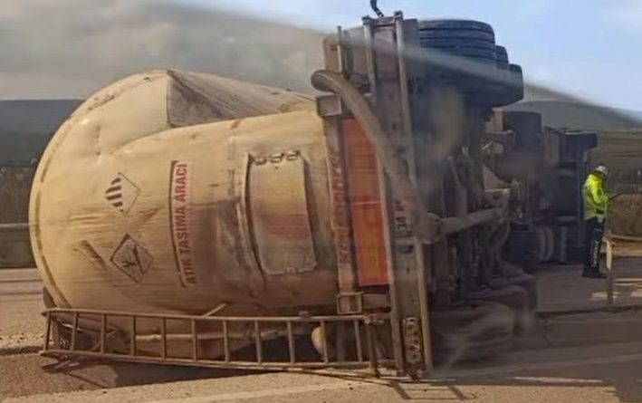 DEVRİLEN TIR YOLU KAPATTI