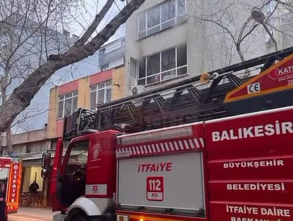 HAMİT NURAL CADDESİ’NDE EV YANGINI