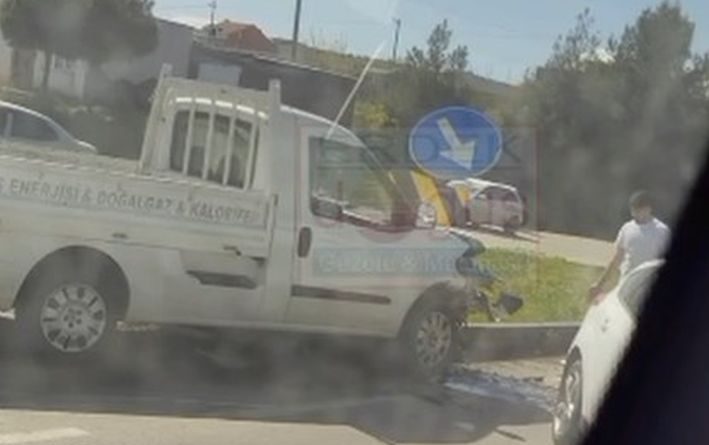 ERDEK-BANDIRMA YOLUNDA İKİ ARAÇ KAFA KAFAYA ÇARPIŞTI