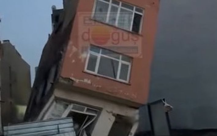3 KATLI BİNA SANİYELER İÇİNDE YIKILDI