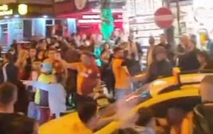 GALATASARAYLILAR ŞAMPİYONLUĞU KUTLADI