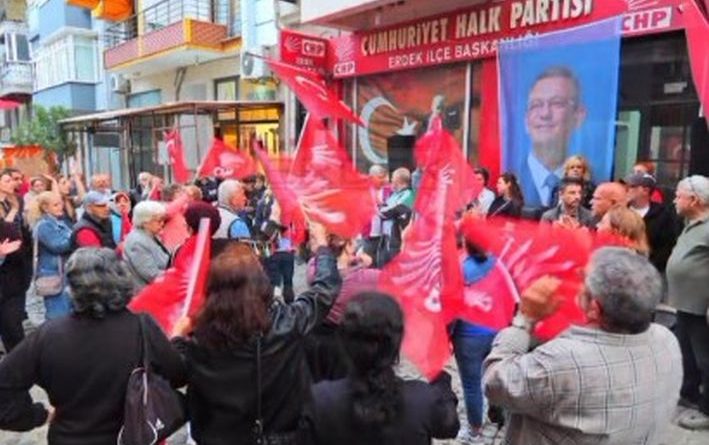 CHP ERDEK PARTİ BİNASI ÖNÜNDE BASIN AÇIKLAMASI YAPTI