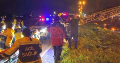 BANDIRMA’DA YOLCU OTOBÜSÜ DEVRİLDİ: 3 ÖLÜ 26 YARALI