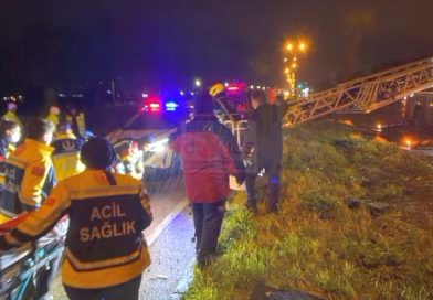 BANDIRMA’DA YOLCU OTOBÜSÜ DEVRİLDİ: 3 ÖLÜ 26 YARALI