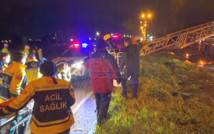 BANDIRMA’DA YOLCU OTOBÜSÜ DEVRİLDİ: 3 ÖLÜ 26 YARALI