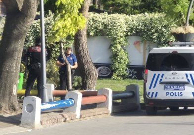 ÇOCUK PARKINDA ALKOL KEYFİNE POLİS MÜDAHALESİ: 3 KİŞİYE CEZA