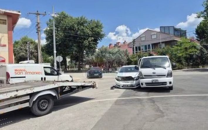 KAMPLAR GİRİŞİNDE İKİ ARAÇ KAFA KAFAYA ÇARPIŞTI
