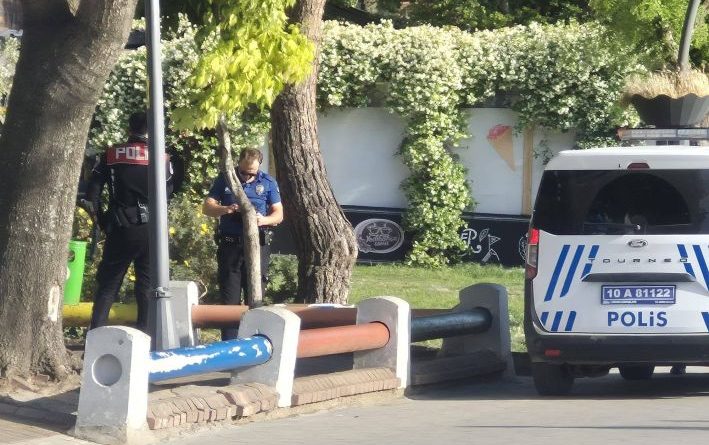 ÇOCUK PARKINDA ALKOL KEYFİNE POLİS MÜDAHALESİ: 3 KİŞİYE CEZA