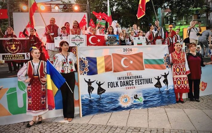 ERDEK’TE HALK DANSLARI RÜZGÂRI ESTİ