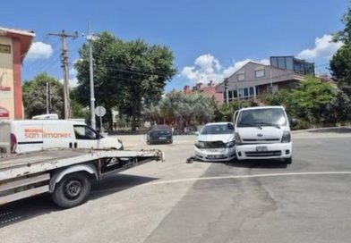 KAMPLAR GİRİŞİNDE İKİ ARAÇ KAFA KAFAYA ÇARPIŞTI