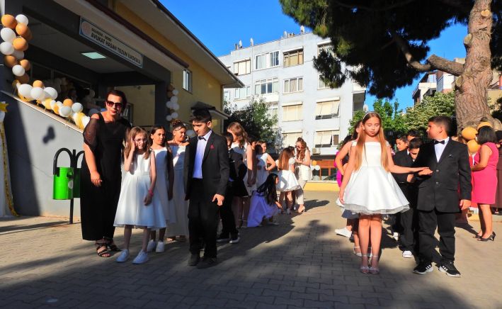 ERDEK’TE 2 BİN 905 ÖĞRENCİ KARNE SEVİNCİ YAŞADI