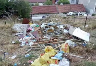 ERDEK’İN ORTASINDA BOŞ ARSALARA EŞYA VE ÇÖP ATTILAR