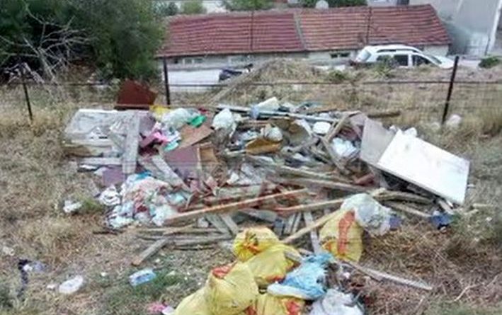 ERDEK’İN ORTASINDA BOŞ ARSALARA EŞYA VE ÇÖP ATTILAR