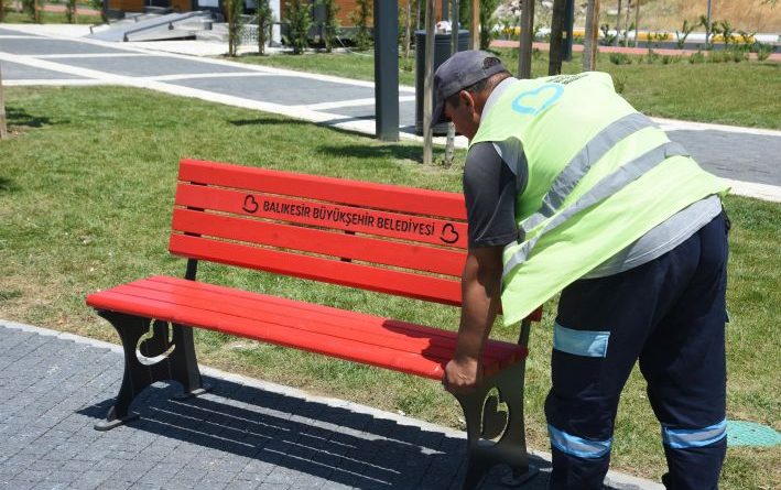 Büyükşehir Emekle Üretiyor, Şehir Mobilyalarla Güzelleşiyor