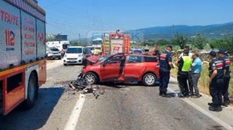 EDİNCİK ÇATRAĞINDA ÜÇ ARAÇ BİRBİRİNE GİRDİ:  1 ÖLÜ, 2 YARALI