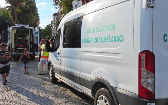 OCAKLAR SAHİLİNDE DENİZDE KALP KRİZİ GEÇİREN KADIN HAYATINI KAYBETTİ