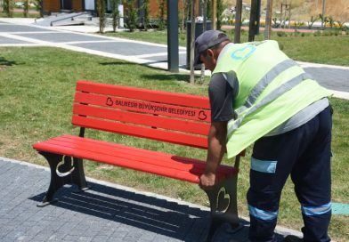 Büyükşehir Emekle Üretiyor, Şehir Mobilyalarla Güzelleşiyor