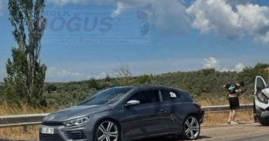 KAYAN MEVKİİ’NDE DİKKATSİZLİK KAZA GETİRDİ: İKİ ARAÇ HASAR GÖRDÜ