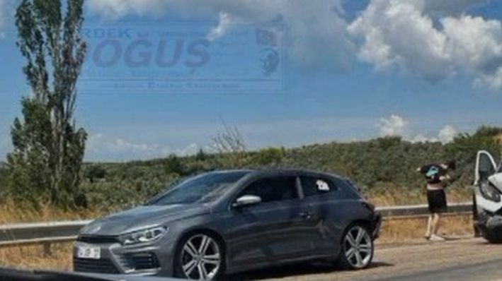 KAYAN MEVKİİ’NDE DİKKATSİZLİK KAZA GETİRDİ: İKİ ARAÇ HASAR GÖRDÜ