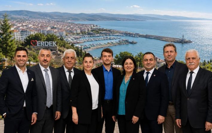 CHP ERDEK’TE İSTİFA DEPREMİ.. BAŞKAN KARIŞIK VE 10 MECLİS ÜYESİ İSTİFA ETTİ..