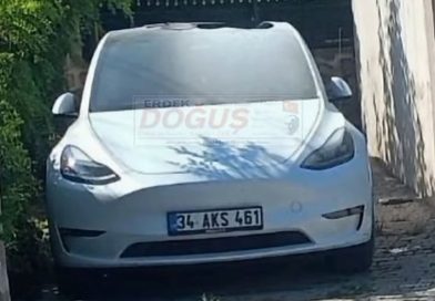 YAZLIĞIN OTOPARKINDA ŞARJA BAĞLI TESLA YANDI
