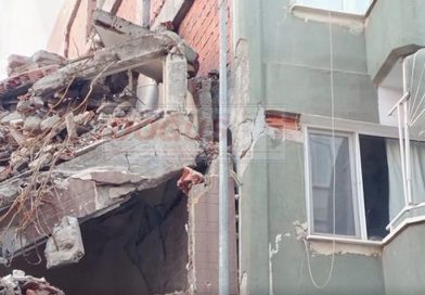 OKUL CADDESİNDEKİ HASARLI BİNA MÜHÜRLENDİ